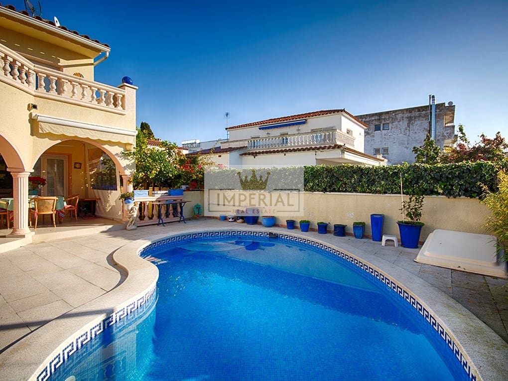 4 slaapkamer Huis te koop in Empuriabrava met zwembad garage - € 525.000 (Ref: 9877468)