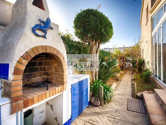 Casa de 4 habitaciones en Empuriabrava, Castelló d'Empúries en venta con piscina garaje - 525.000 € (Ref: 9877468)