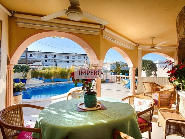 Casa de 4 habitaciones en Empuriabrava, Castelló d'Empúries en venta con piscina garaje - 525.000 € (Ref: 9877468)