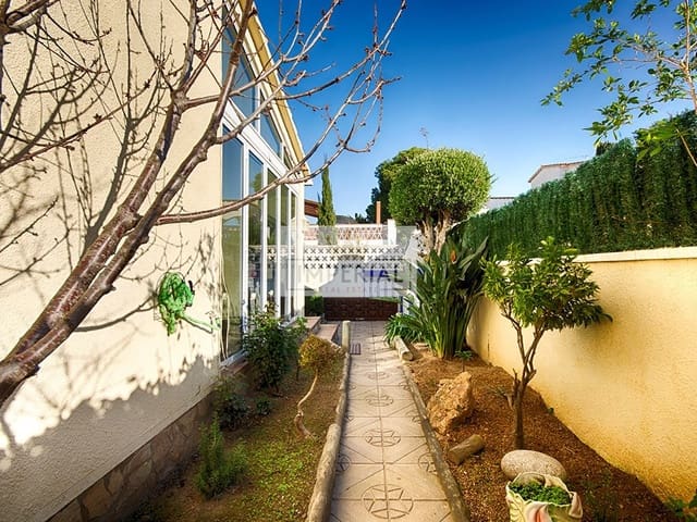Casa de 4 habitaciones en Empuriabrava, Castelló d'Empúries en venta con piscina garaje - 525.000 € (Ref: 9877468)