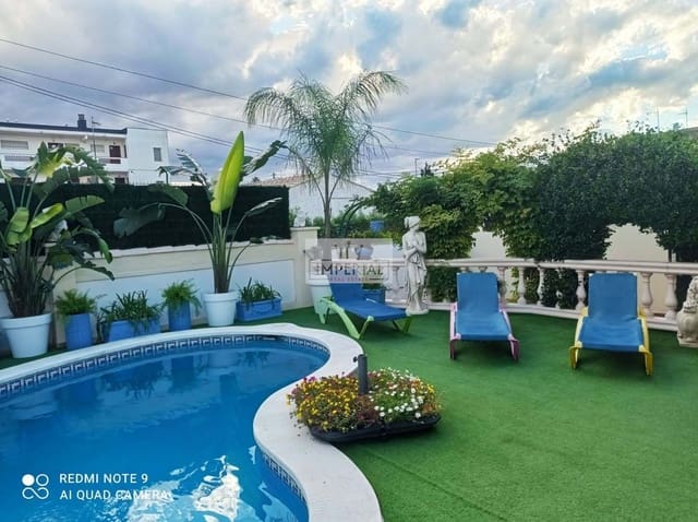Casa de 4 habitaciones en Empuriabrava, Castelló d'Empúries en venta con piscina garaje - 525.000 € (Ref: 9877468)