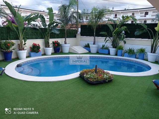 Casa de 4 habitaciones en Empuriabrava, Castelló d'Empúries en venta con piscina garaje - 525.000 € (Ref: 9877468)