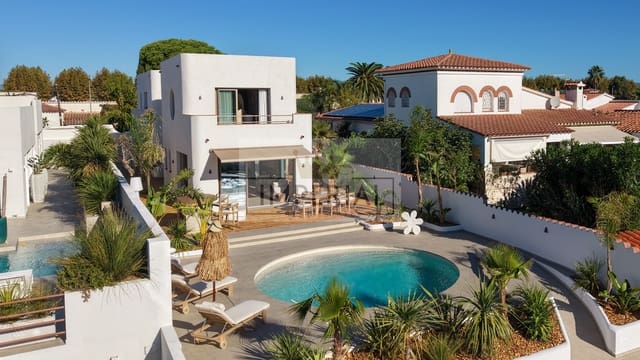 4 soveværelse Byhus til salg i Empuriabrava, Castelló d'Empúries med swimmingpool garage - € 1.890.000 (Ref: 9877469)