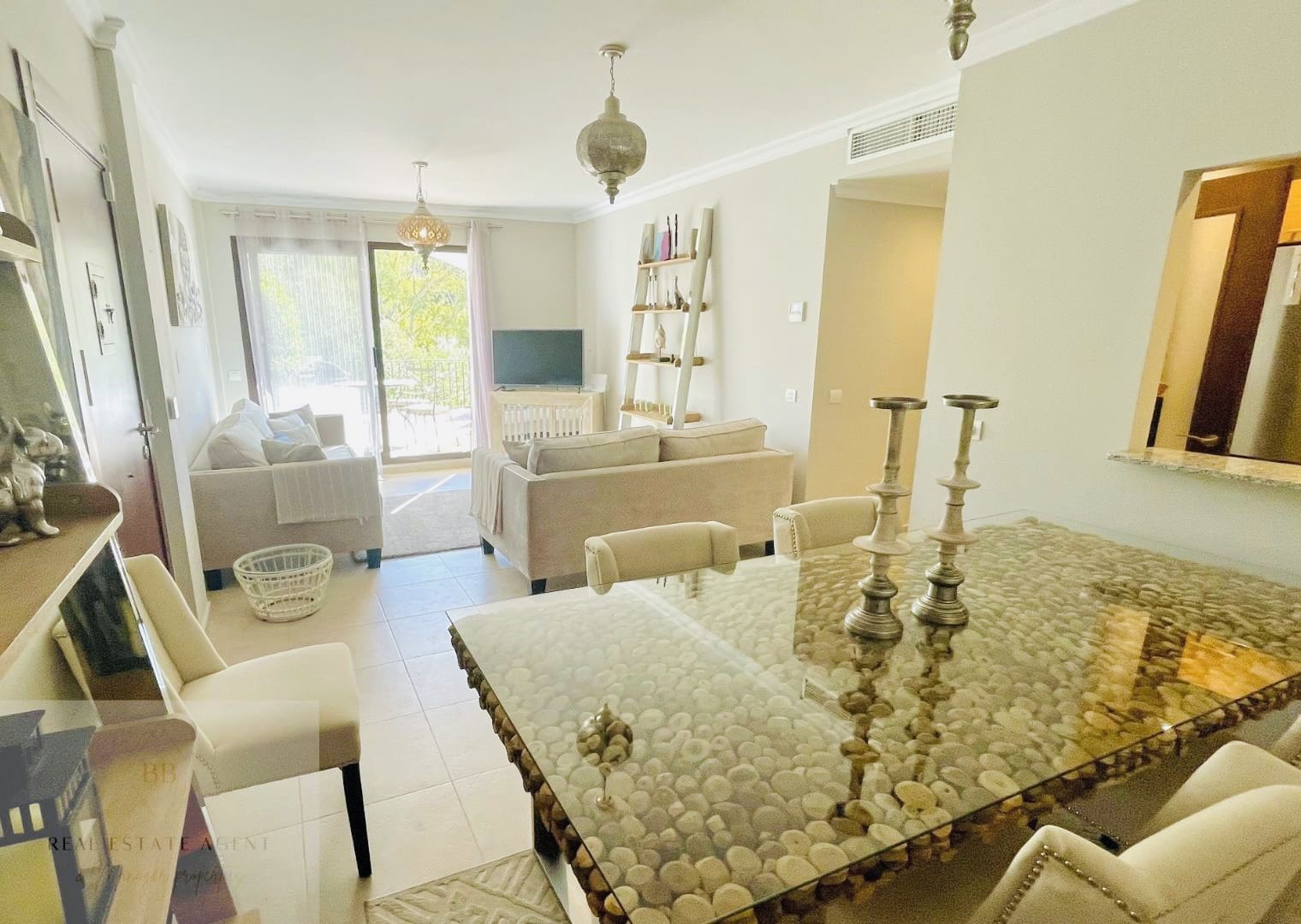 2 soverom Leilighet til leie i Marbella med svømmebasseng garasje - € 1 850 (Ref: 10085298)