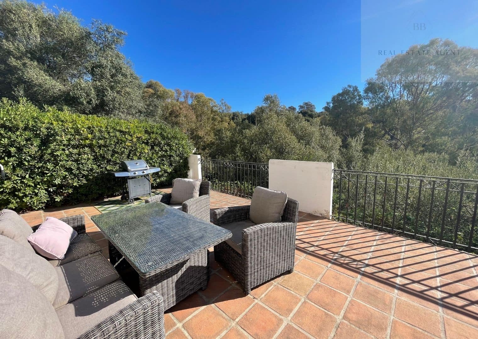 2 soverom Leilighet til leie i Marbella med svømmebasseng garasje - € 1 850 (Ref: 10085298)