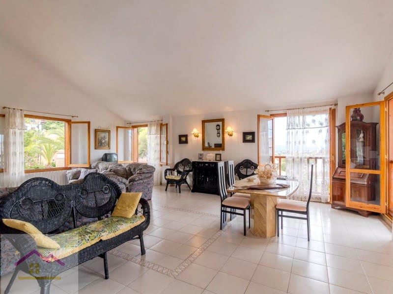 4 bedroom Villa for sale in Oropesa  with pool garage - € 500,000 (Ref: 9841196)