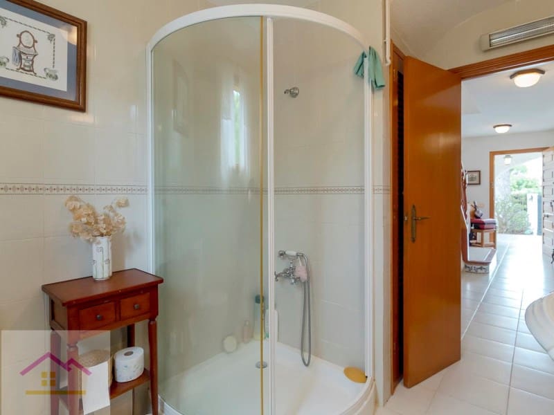 4 bedroom Villa for sale in Oropesa  with pool garage - € 500,000 (Ref: 9841196)
