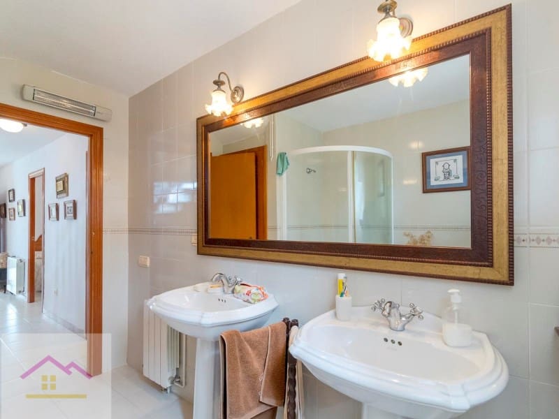 4 bedroom Villa for sale in Oropesa  with pool garage - € 500,000 (Ref: 9841196)