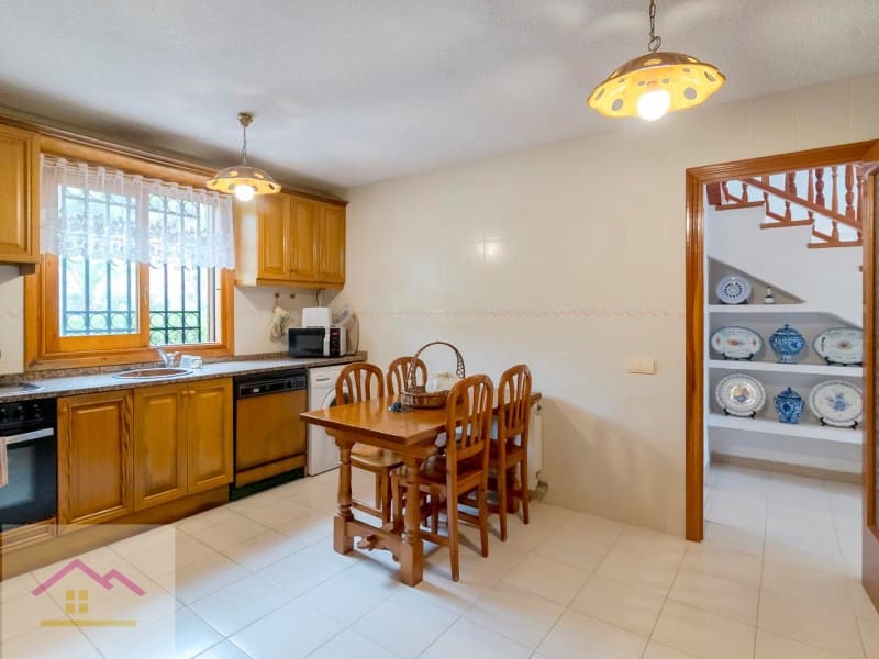 4 bedroom Villa for sale in Oropesa  with pool garage - € 500,000 (Ref: 9841196)