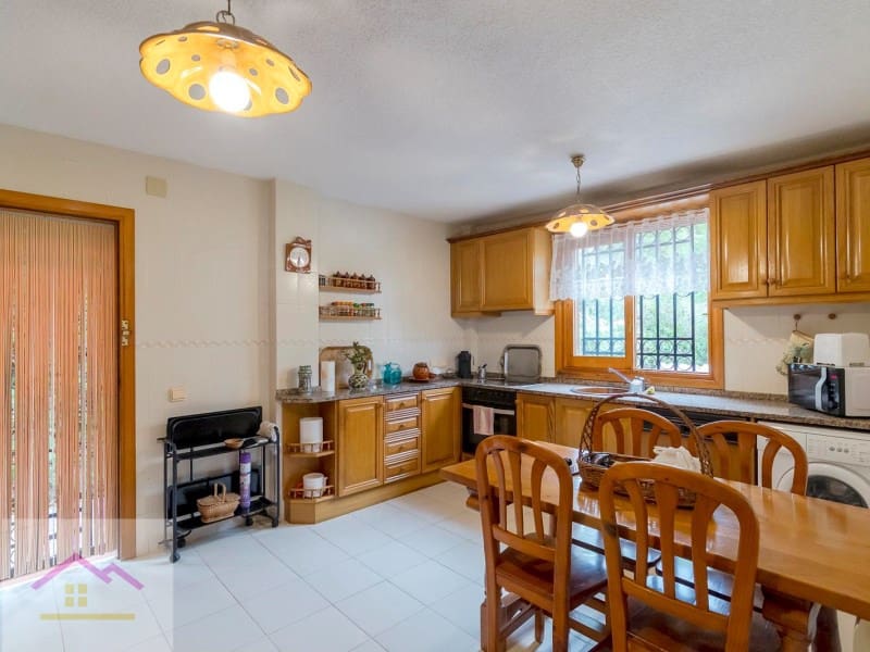4 bedroom Villa for sale in Oropesa  with pool garage - € 500,000 (Ref: 9841196)