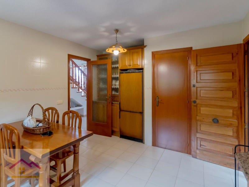 4 bedroom Villa for sale in Oropesa  with pool garage - € 500,000 (Ref: 9841196)