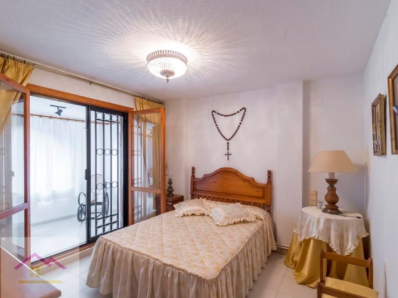 4 bedroom Villa for sale in Oropesa  with pool garage - € 500,000 (Ref: 9841196)