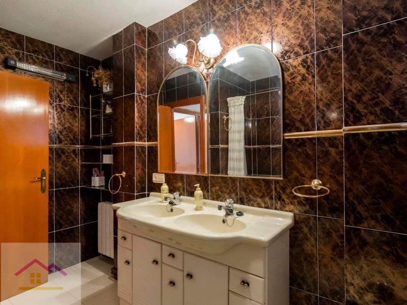4 bedroom Villa for sale in Oropesa  with pool garage - € 500,000 (Ref: 9841196)