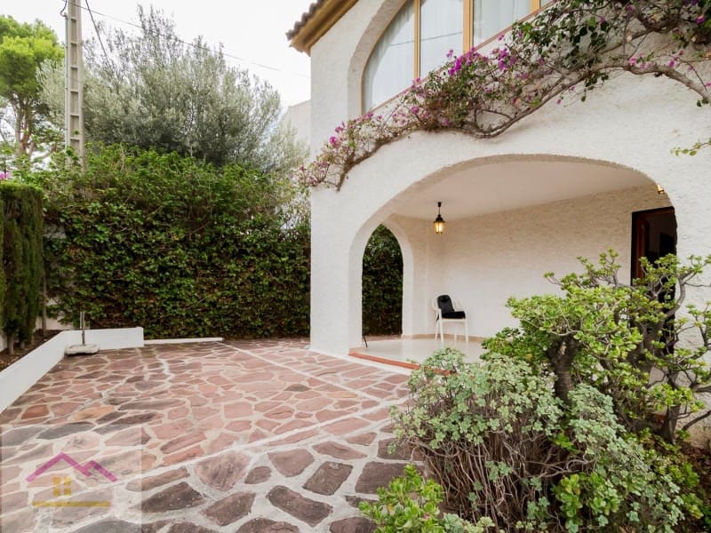 4 bedroom Villa for sale in Oropesa  with pool garage - € 500,000 (Ref: 9841196)