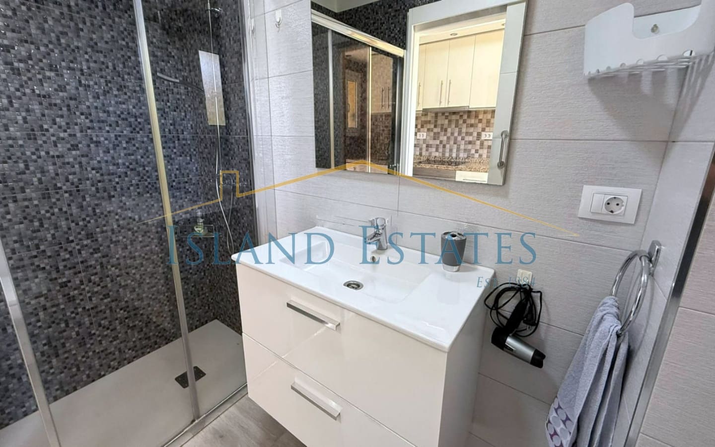 1 bedroom Apartment for sale in Los Cristianos with pool - € 279,000 (Ref: 9506218)