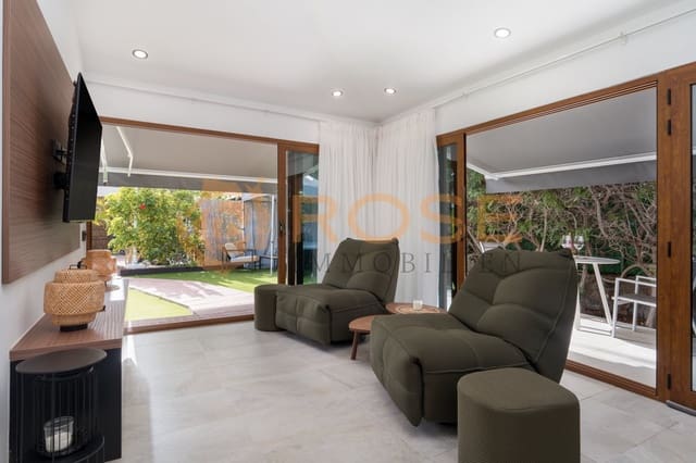 2 bedroom Bungalow for sale in Maspalomas, San Bartolomé de Tirajana with pool garage - € 495,000 (Ref: 9989930)