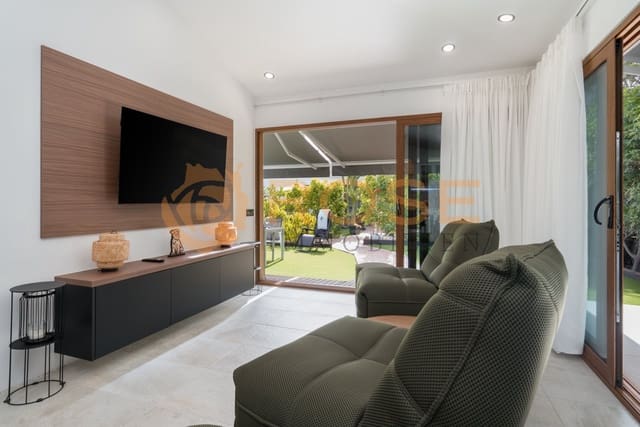 2 bedroom Bungalow for sale in Maspalomas, San Bartolomé de Tirajana with pool garage - € 495,000 (Ref: 9989930)