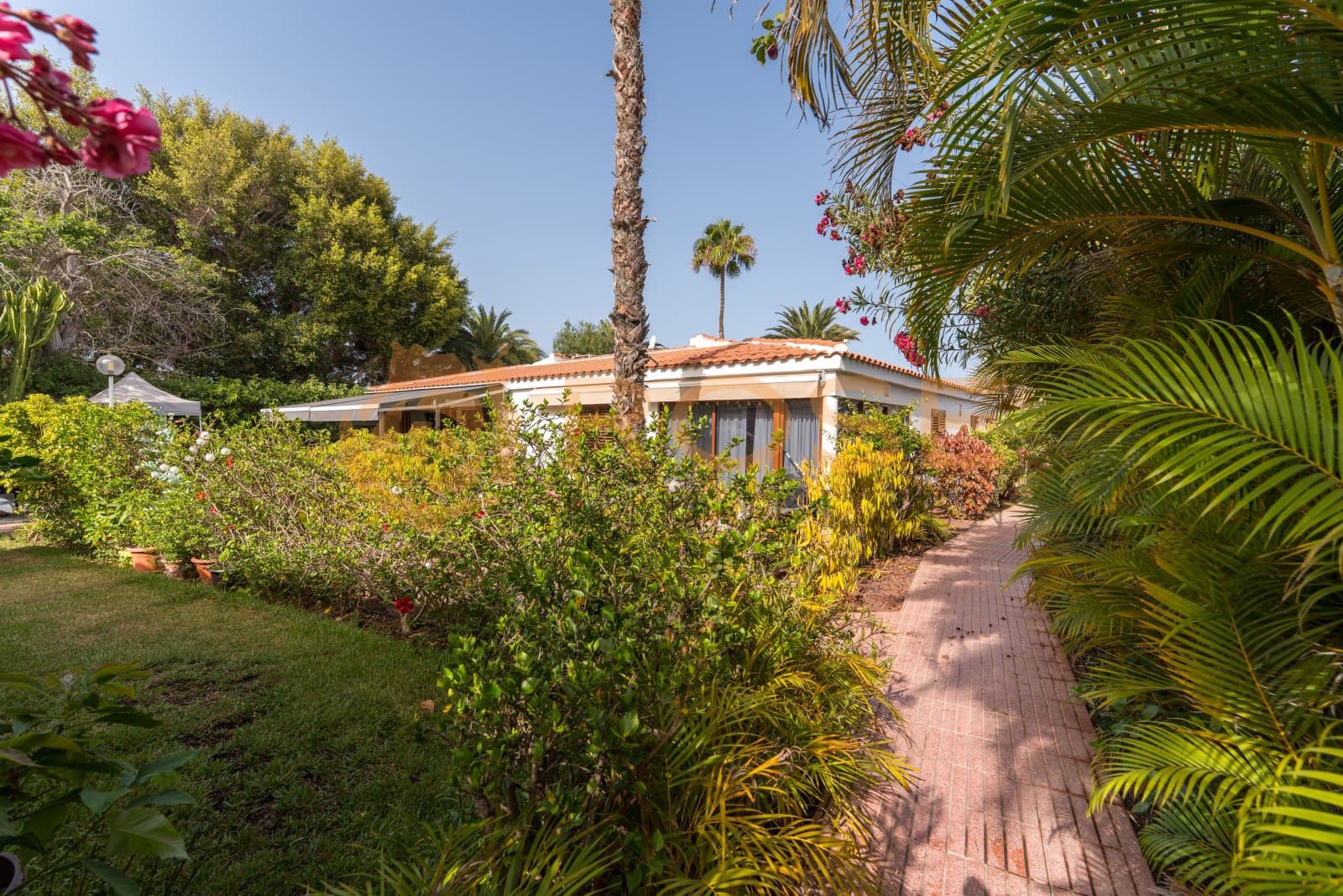 2 bedroom Bungalow for sale in Maspalomas with pool garage - € 495,000 (Ref: 9989930)