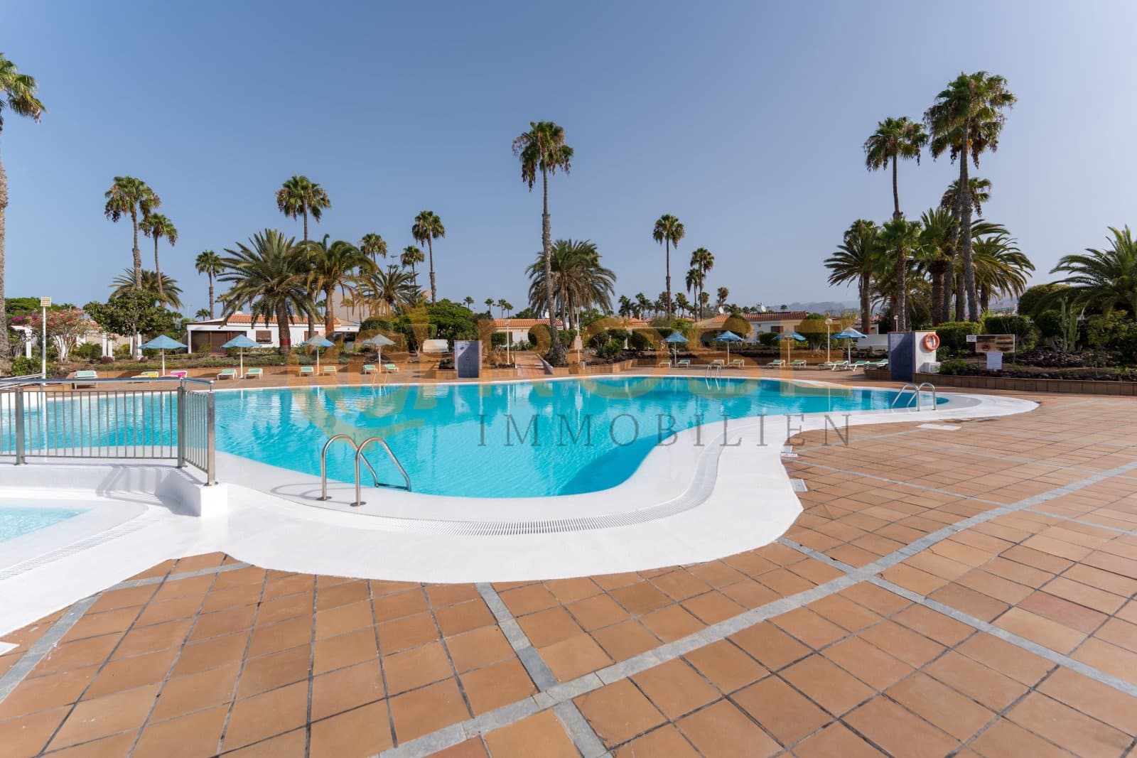 2 bedroom Bungalow for sale in Maspalomas with pool garage - € 475,000 (Ref: 9989931)