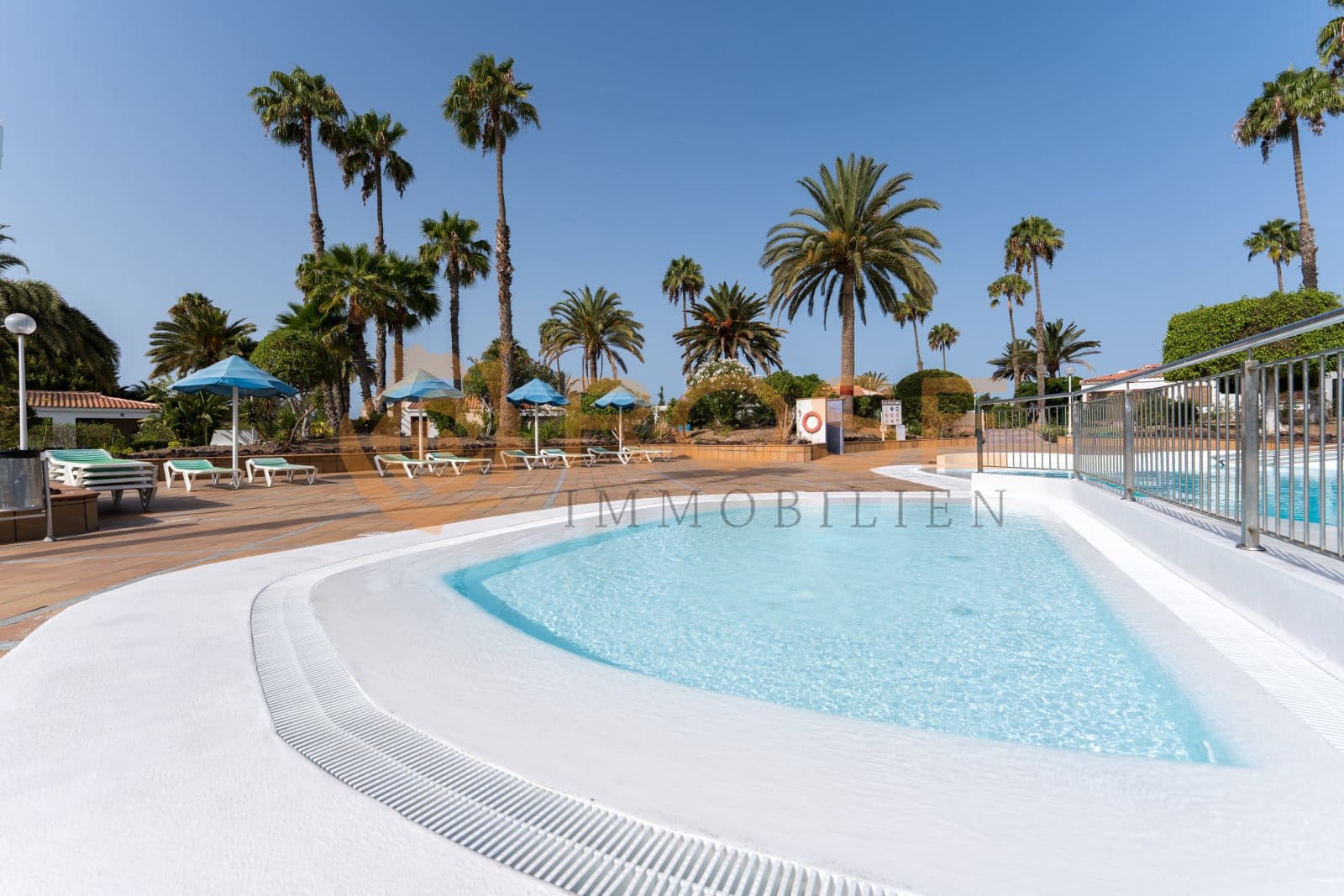 2 bedroom Bungalow for sale in Maspalomas with pool garage - € 475,000 (Ref: 9989931)