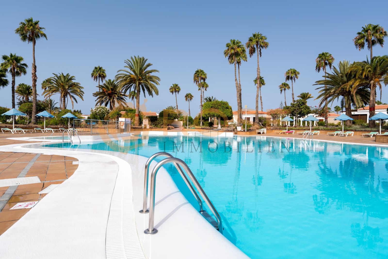 2 bedroom Bungalow for sale in Maspalomas with pool garage - € 475,000 (Ref: 9989931)