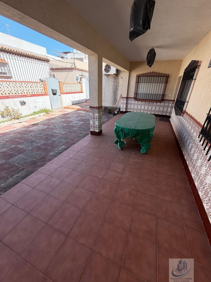 4 bedroom Villa for sale in Chiclana de la Frontera with garage - € 415,000 (Ref: 10106593)