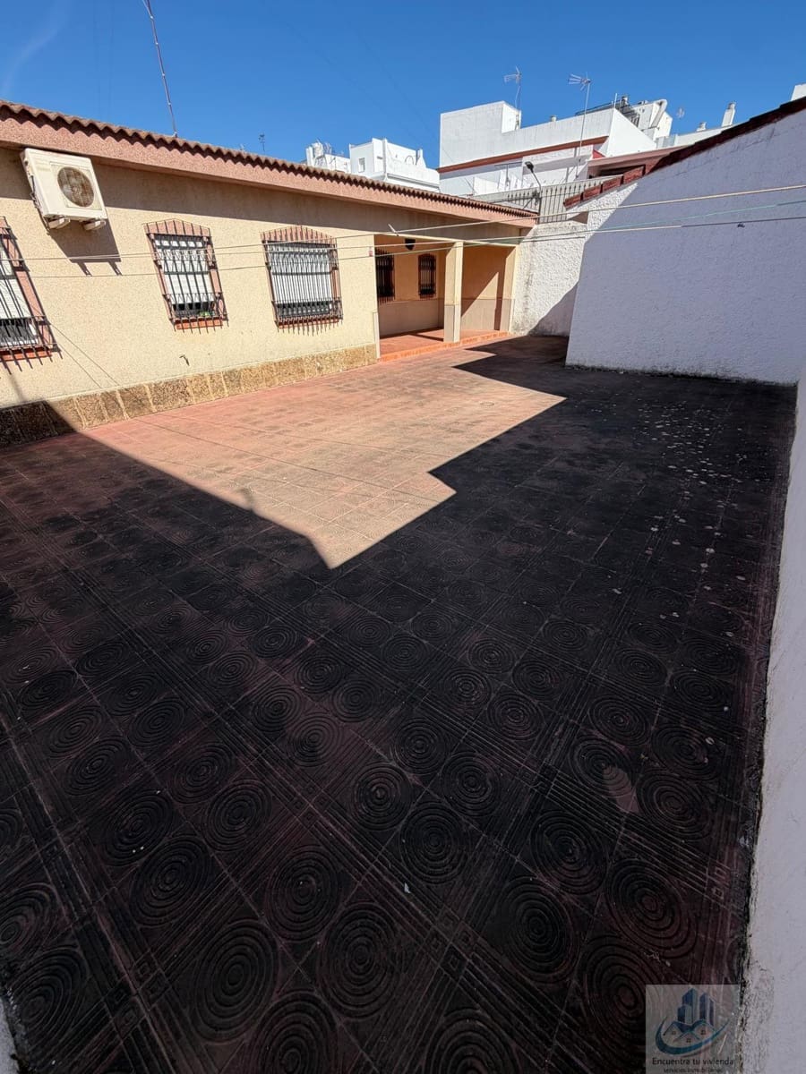4 bedroom Villa for sale in Chiclana de la Frontera with garage - € 415,000 (Ref: 10106593)