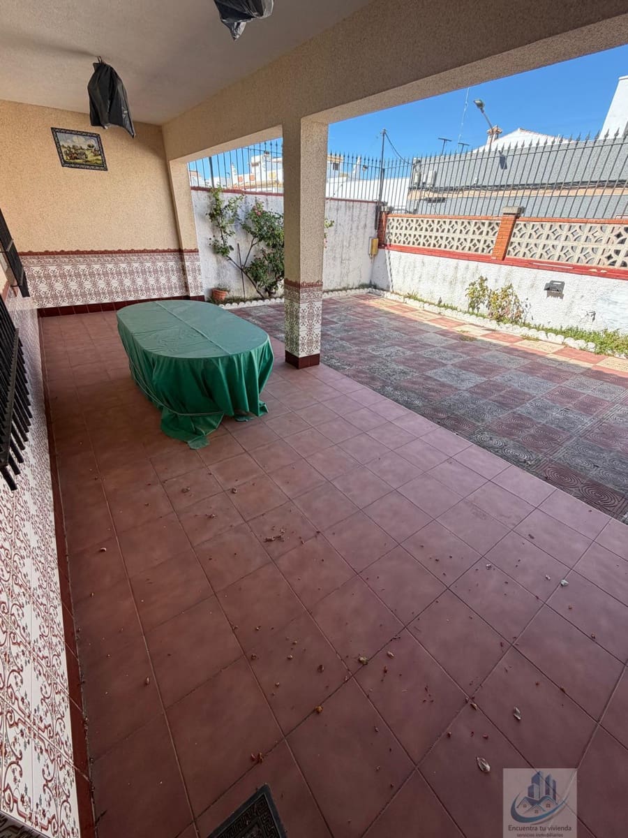 4 bedroom Villa for sale in Chiclana de la Frontera with garage - € 415,000 (Ref: 10106593)