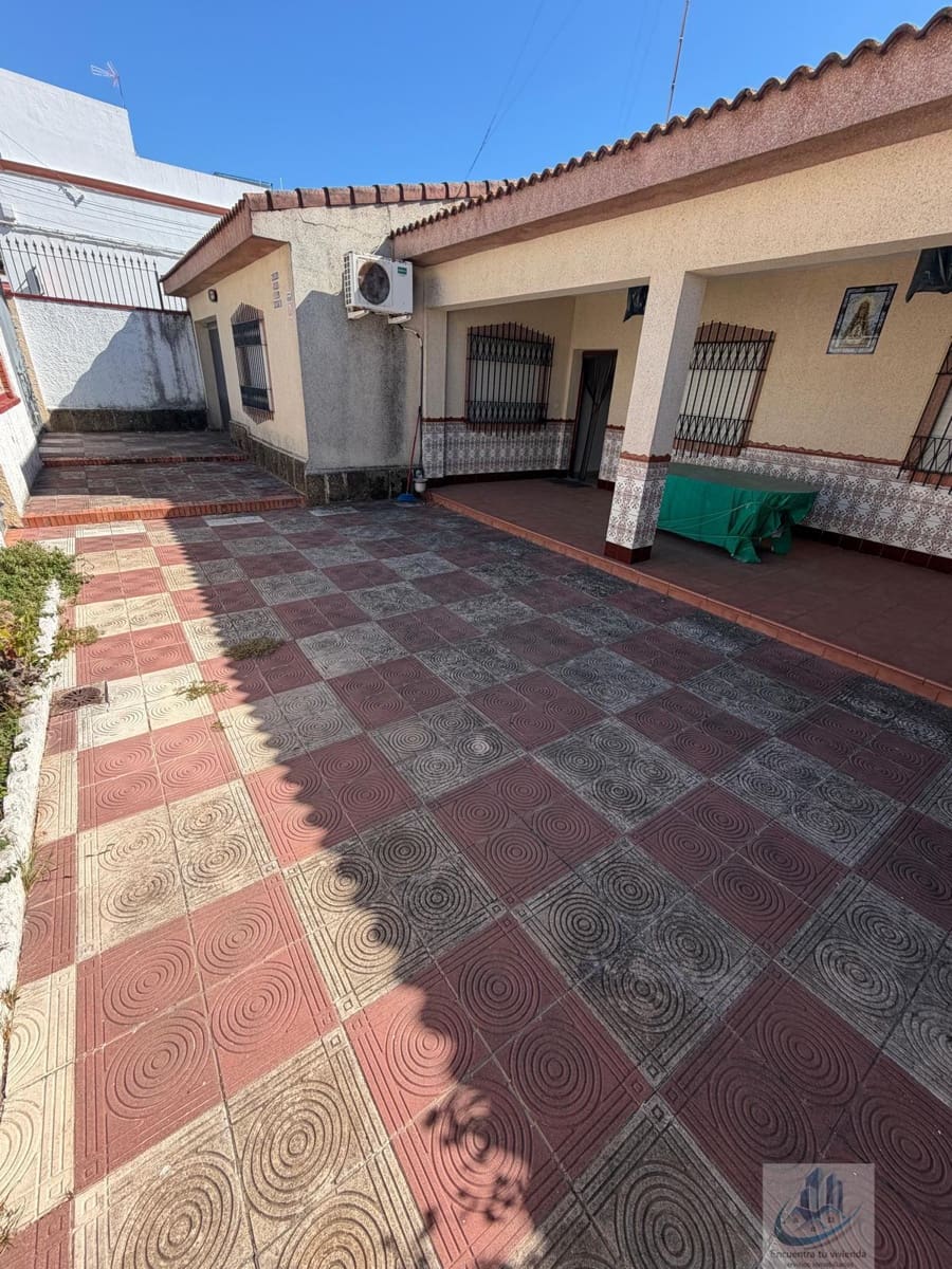 4 bedroom Villa for sale in Chiclana de la Frontera with garage - € 415,000 (Ref: 10106593)