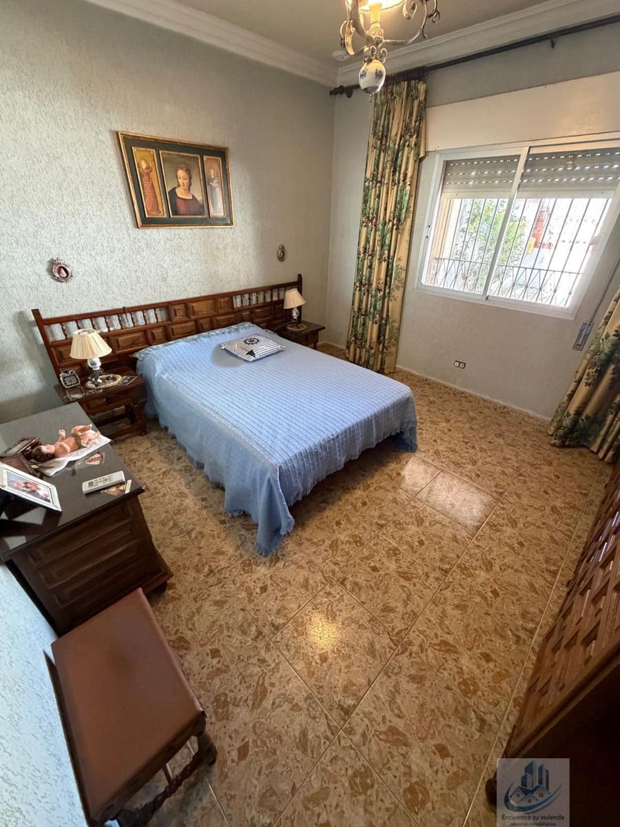 4 bedroom Villa for sale in Chiclana de la Frontera with garage - € 415,000 (Ref: 10106593)