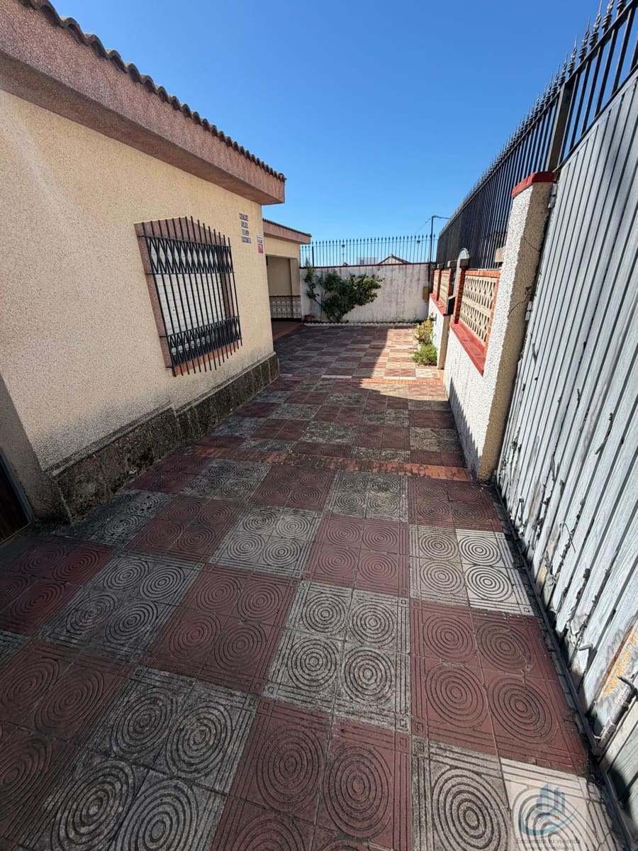 4 bedroom Villa for sale in Chiclana de la Frontera with garage - € 415,000 (Ref: 10106593)