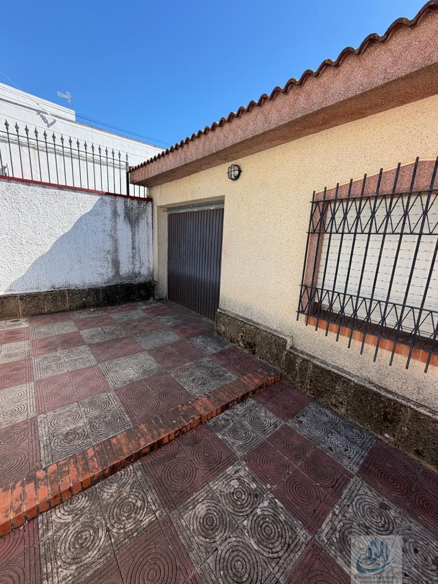 4 bedroom Villa for sale in Chiclana de la Frontera with garage - € 415,000 (Ref: 10106593)