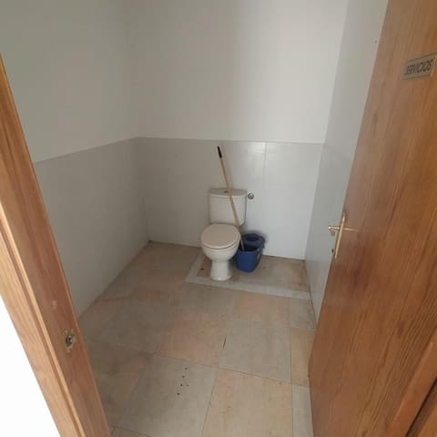 5 slaapkamer Commercieel te huur in San Fernando - € 600 (Ref: 8634019)