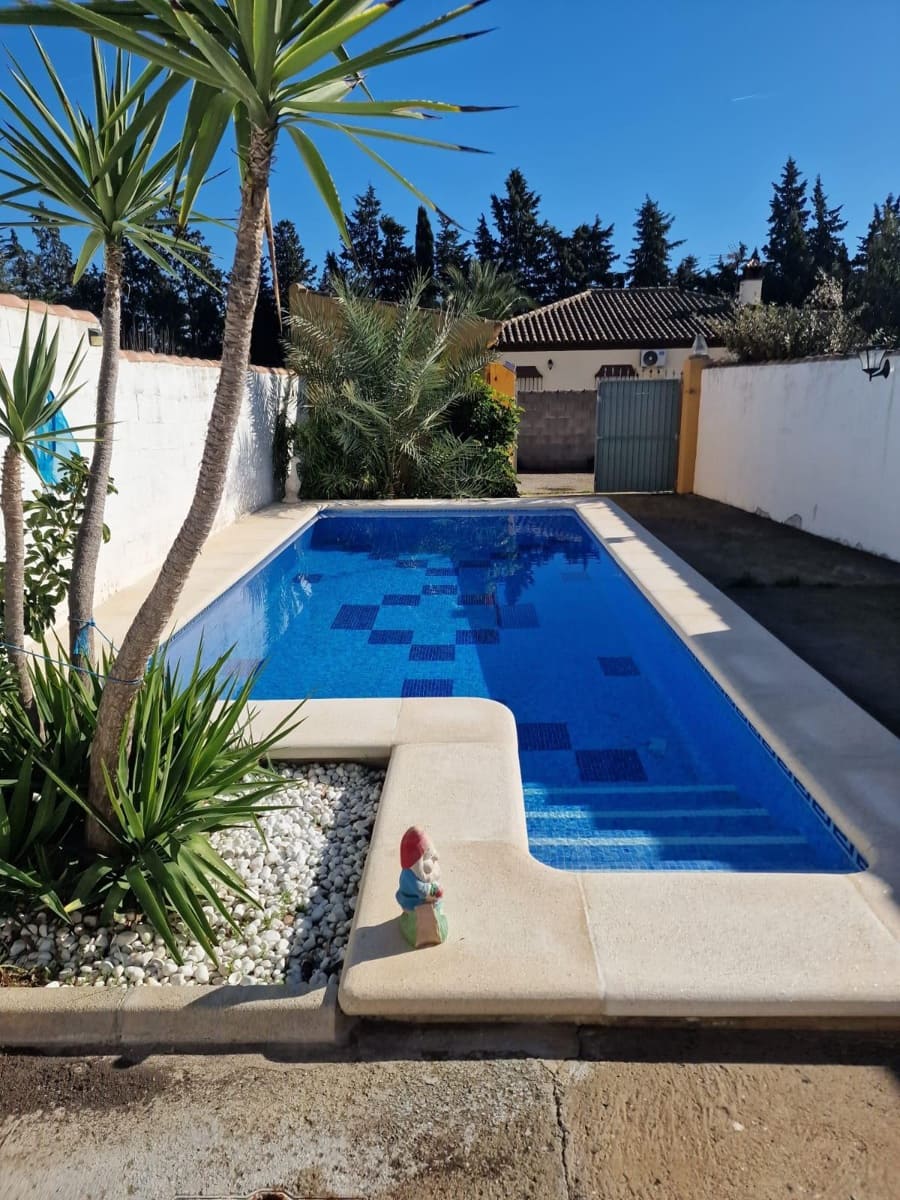 Chalet de 3 habitaciones en Chiclana de la Frontera en venta con piscina - 168.000 € (Ref: 9467748)