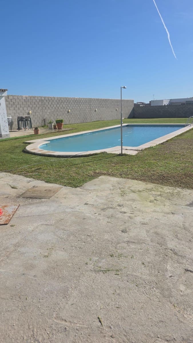 3 bedroom Villa for sale in Chiclana de la Frontera - € 125,000 (Ref: 9650761)