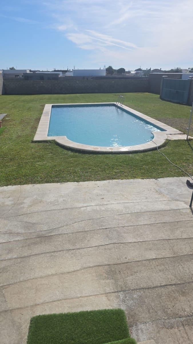 3 bedroom Villa for sale in Chiclana de la Frontera - € 125,000 (Ref: 9650761)