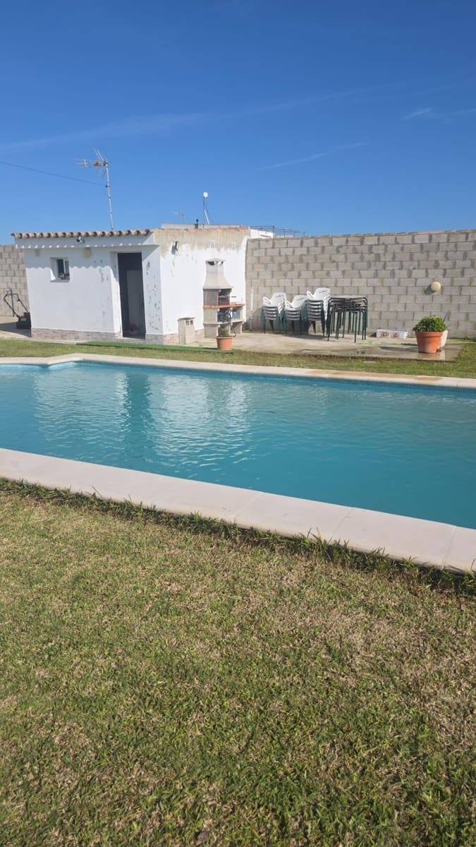 3 bedroom Villa for sale in Chiclana de la Frontera - € 125,000 (Ref: 9650761)