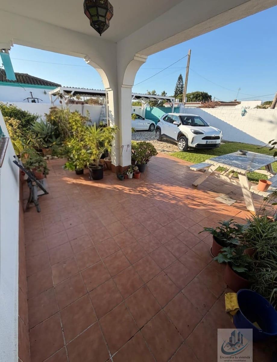 3 bedroom Villa for sale in Chiclana de la Frontera - € 240,000 (Ref: 9720915)
