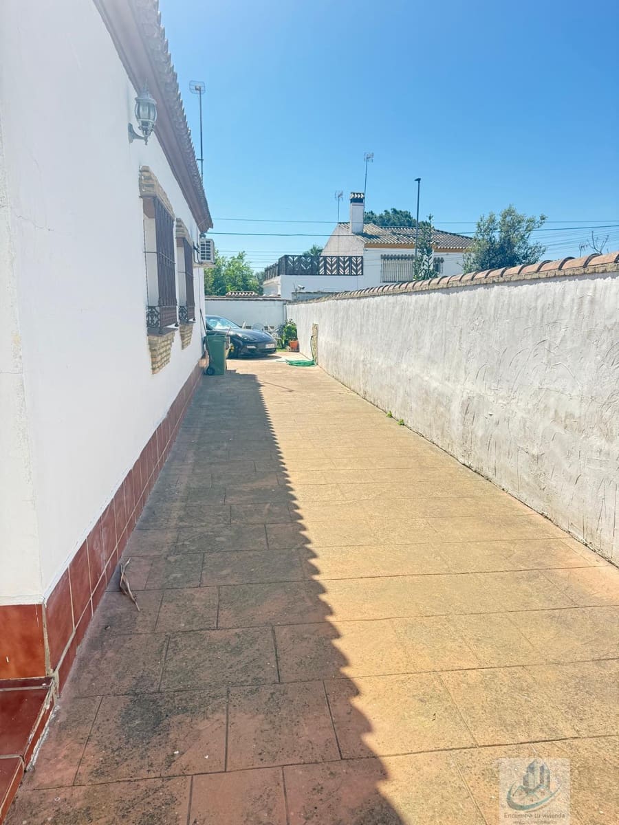 3 bedroom Villa for sale in Chiclana de la Frontera - € 450,000 (Ref: 9797255)
