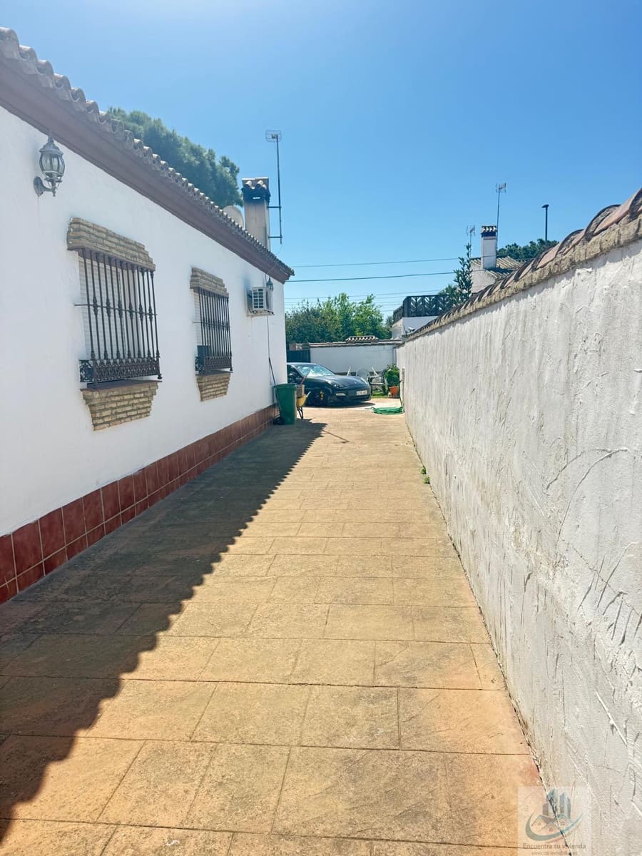 3 bedroom Villa for sale in Chiclana de la Frontera - € 450,000 (Ref: 9797255)