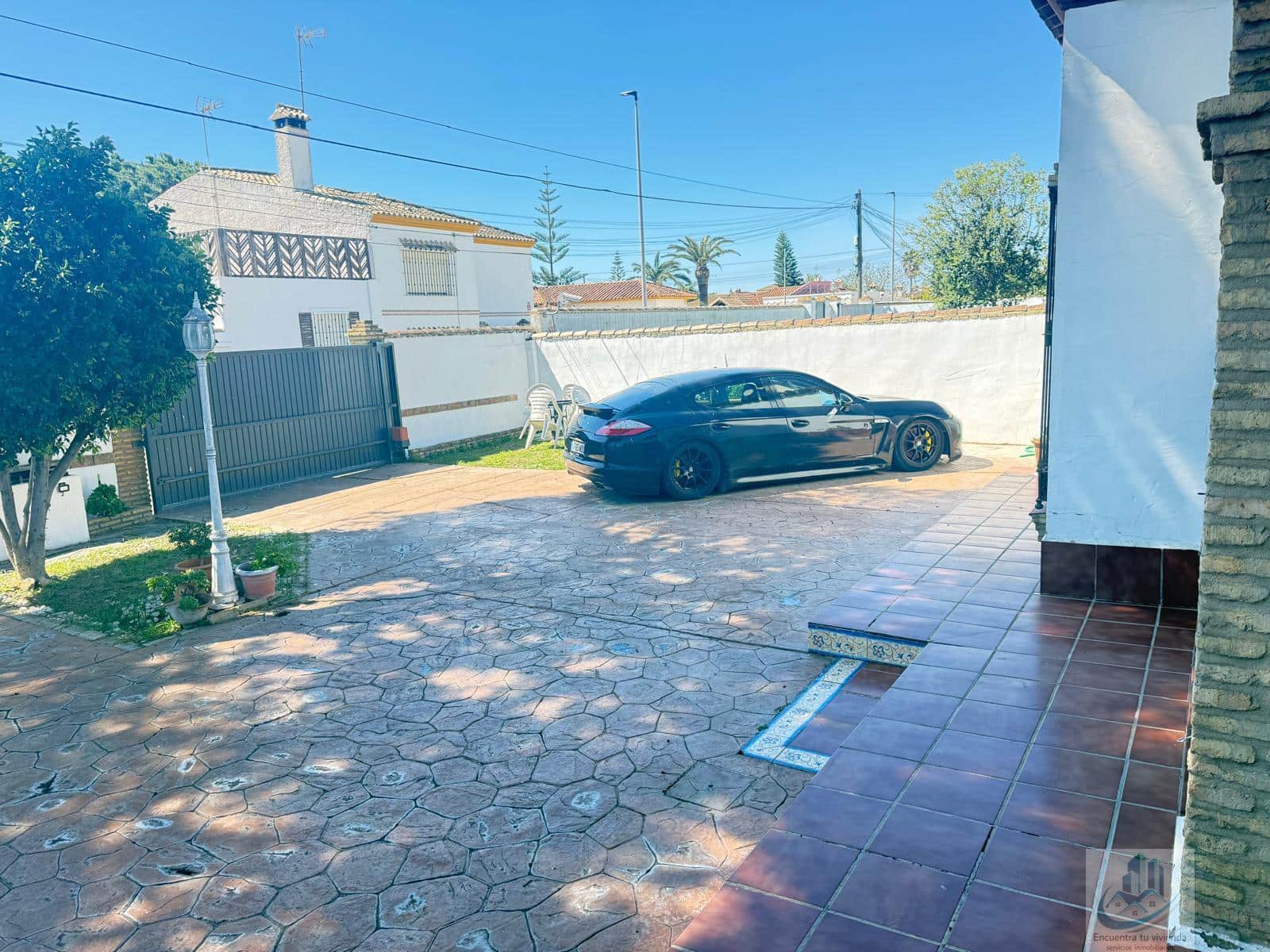 3 bedroom Villa for sale in Chiclana de la Frontera - € 450,000 (Ref: 9797255)