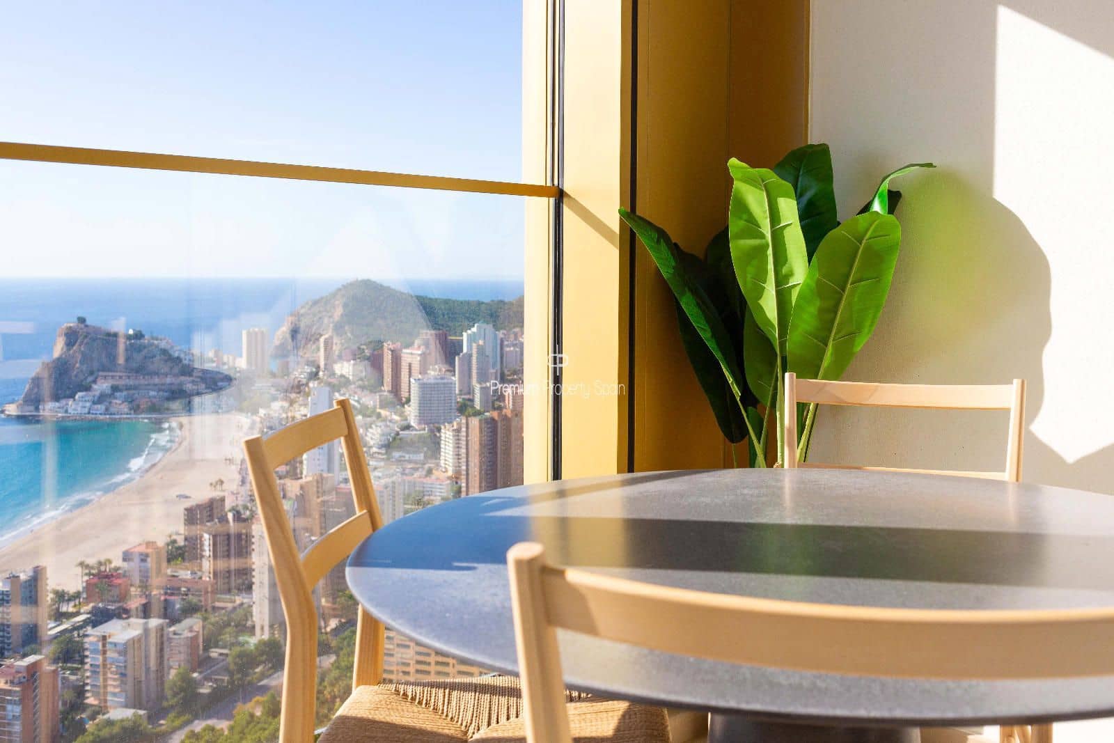 2 makuuhuone Asunto myytävänä paikassa Benidorm mukana uima-altaan 
autotalli - 513 000 € (Ref: 9394099)