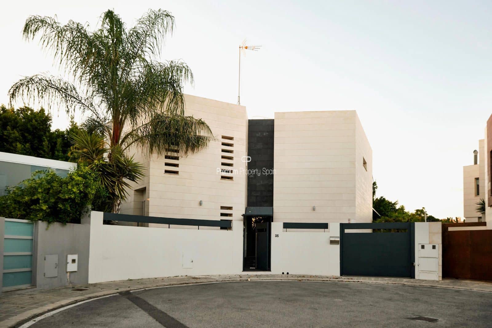 5 soverom Villa til salgs i Playa de San Juan med svømmebasseng garasje - € 1 299 000 (Ref: 9394105)