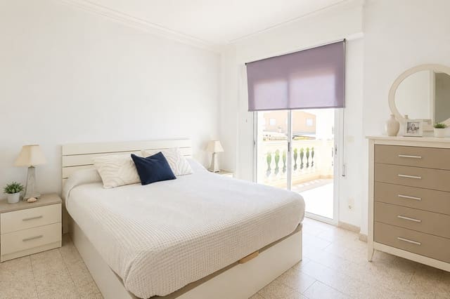 5 chambre Villa/Maison à vendre à Oliva Playa, Oliva avec garage - 370 000 € (Ref: 9880487)
