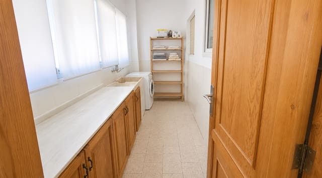 5 chambre Villa/Maison à vendre à Oliva Playa, Oliva avec garage - 370 000 € (Ref: 9880487)