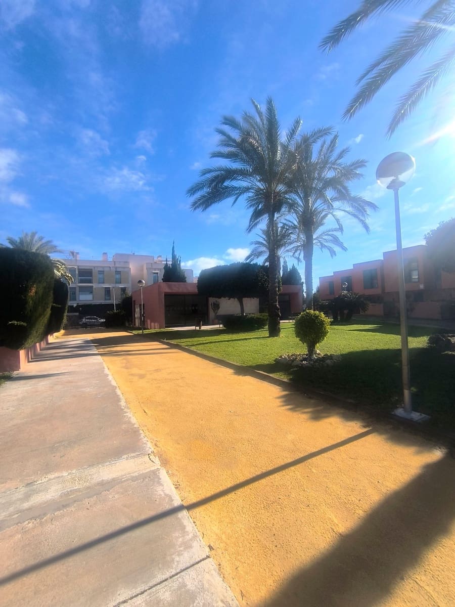 4 slaapkamer Rijtjeshuis te koop in Alicante stad met zwembad garage - € 599.000 (Ref: 9880522)