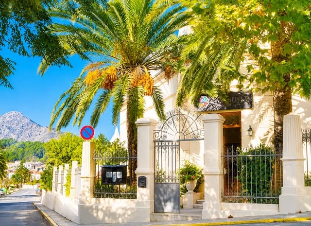 8 sypialnia Hotel na sprzedaż w Parcent z garażem - 950 000 € (Ref: 9889241)