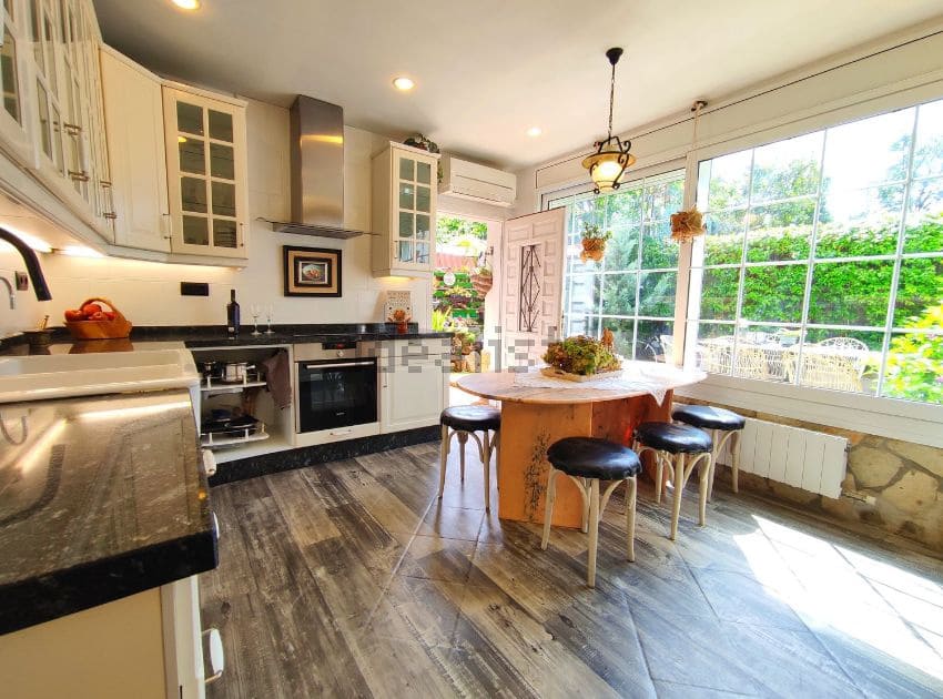 Chalet de 4 habitaciones en Mediona en venta con piscina - 700.000 € (Ref: 9479465)