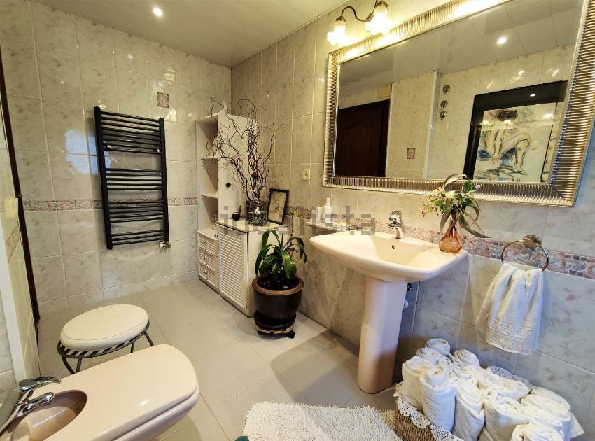 Chalet de 4 habitaciones en Mediona en venta con piscina - 700.000 € (Ref: 9479465)