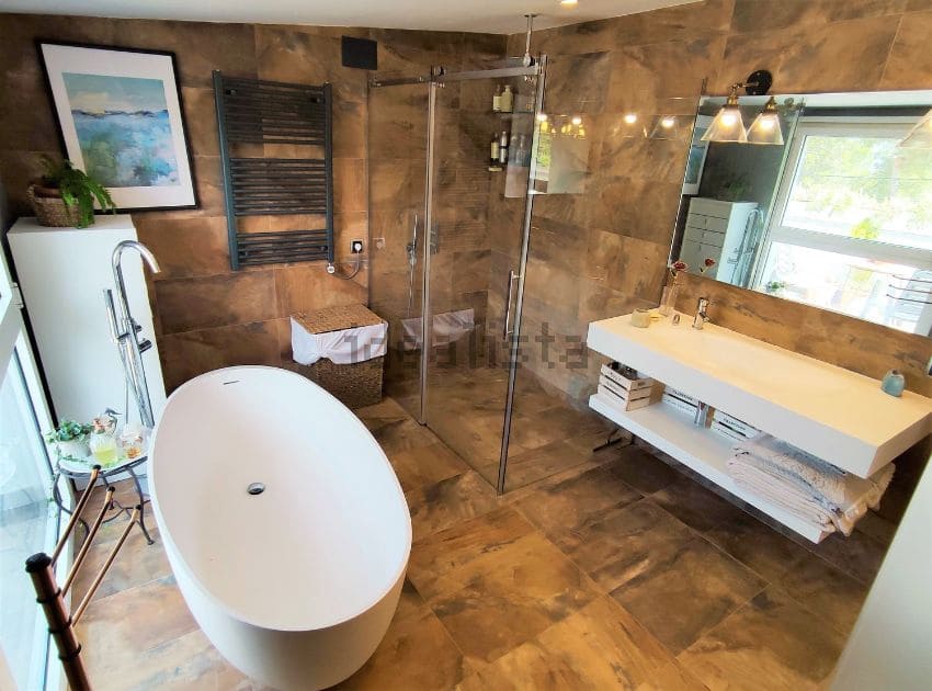 Chalet de 4 habitaciones en Mediona en venta con piscina - 700.000 € (Ref: 9479465)